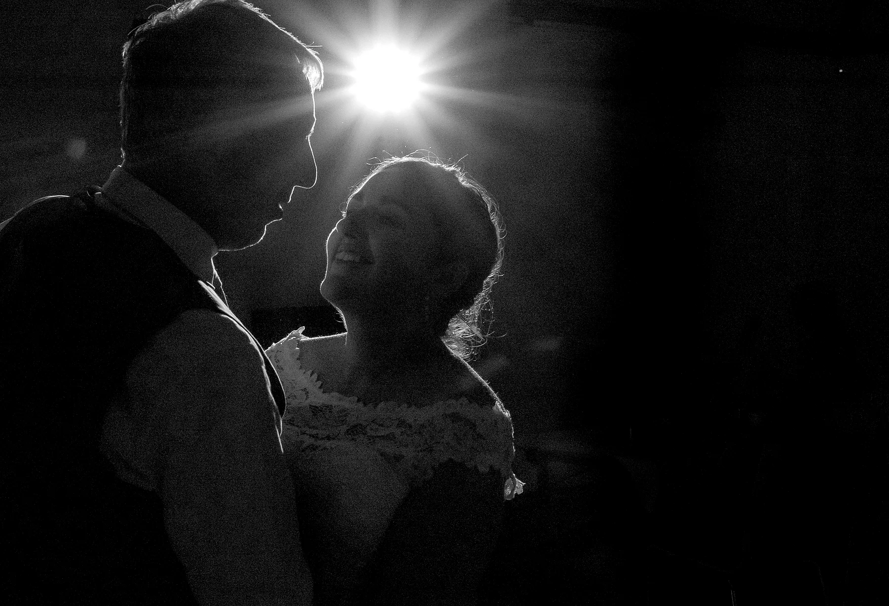 Silhouet eerste dans met ster-lichtflare, beide gezichten zichtbaar