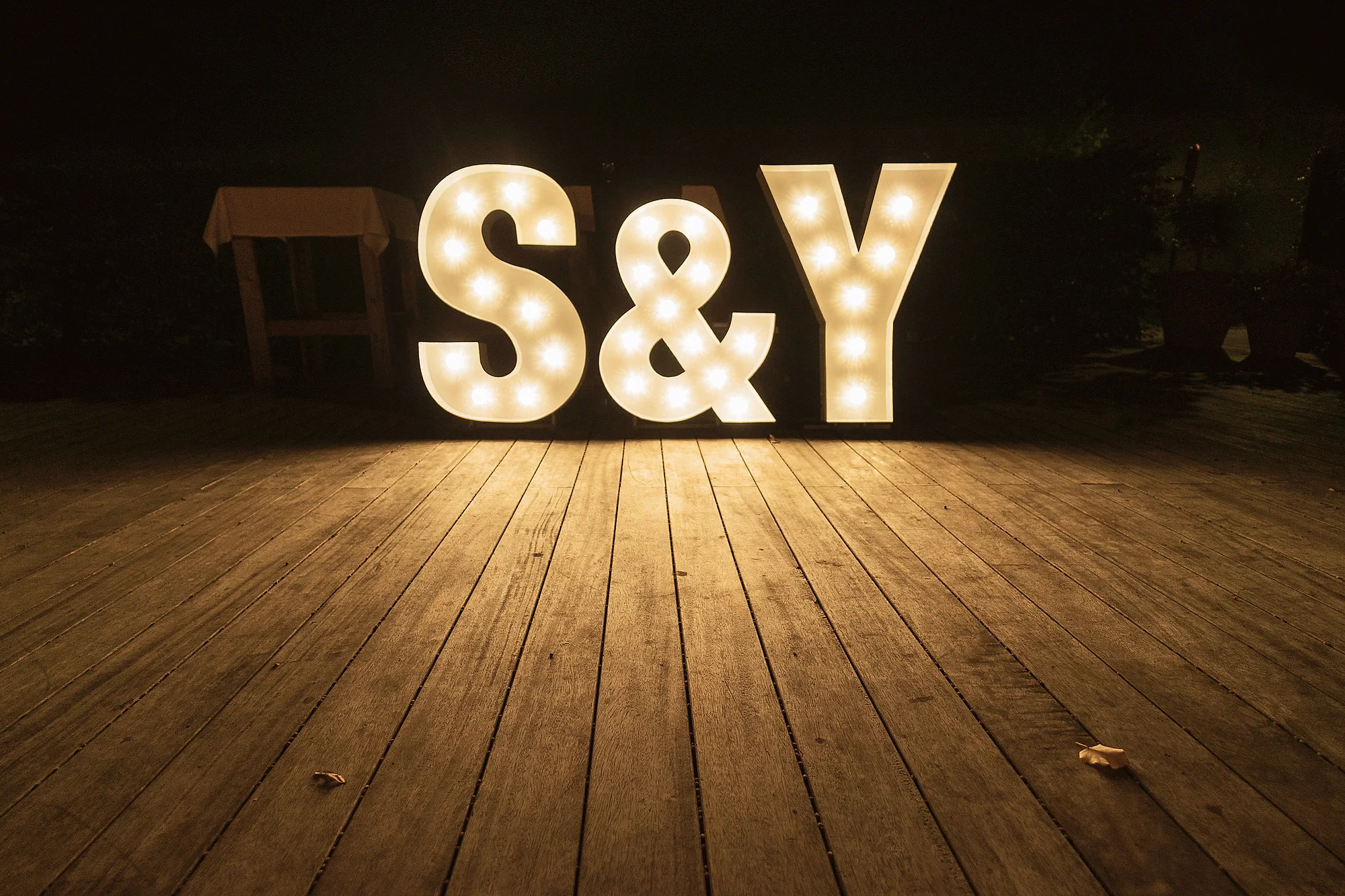 Marquee-letters S&Y in tuin