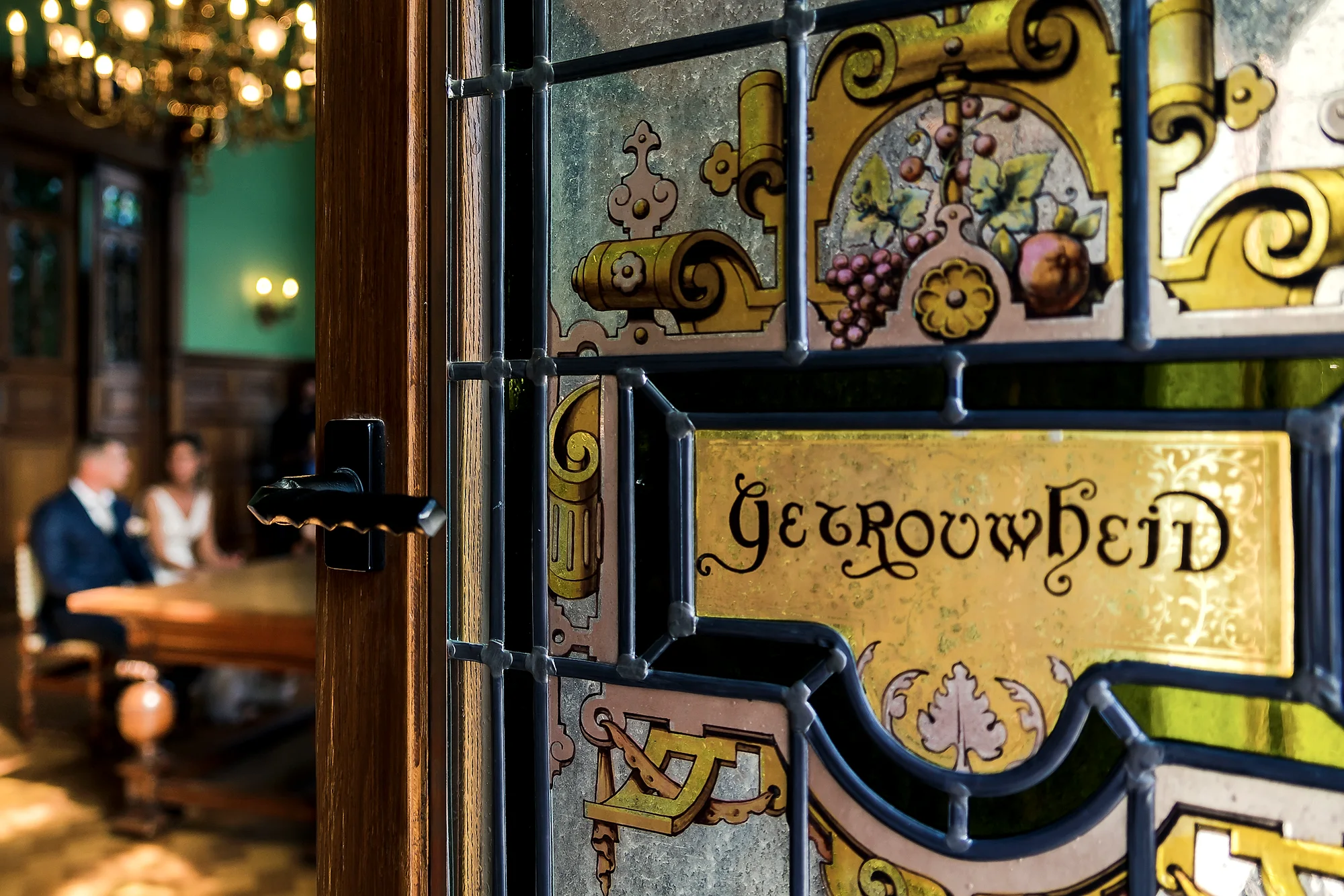 Glas-in-loodraam "Getrouwheid" met ceremonie in onscherpte