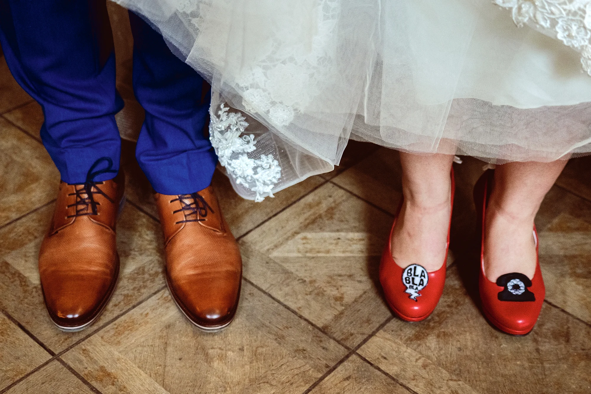 Detail: bruid in felrode "BLA BLA BLA"-schoenen