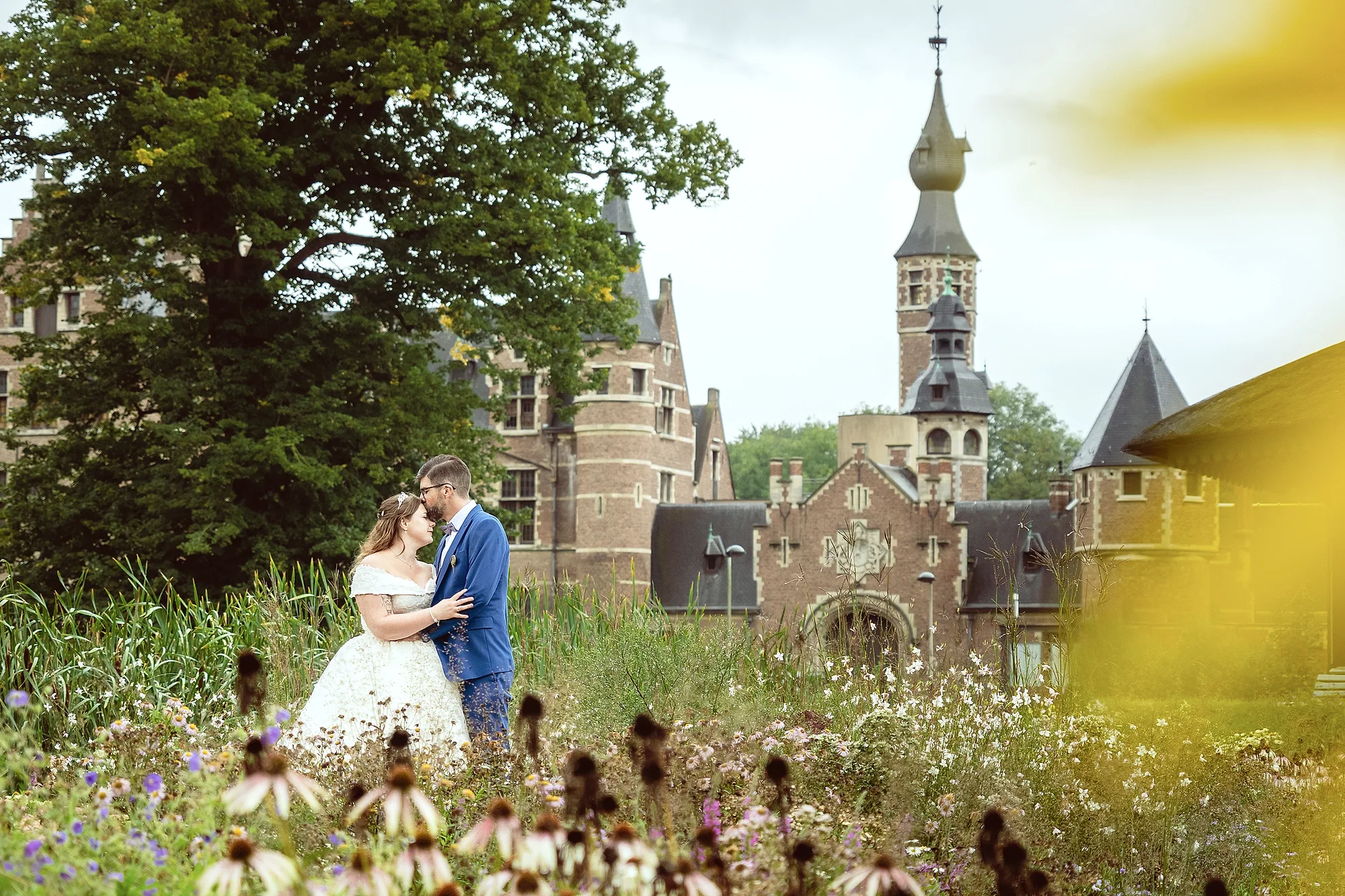 Bruidegom kust voorhoofd bruid voor kasteel