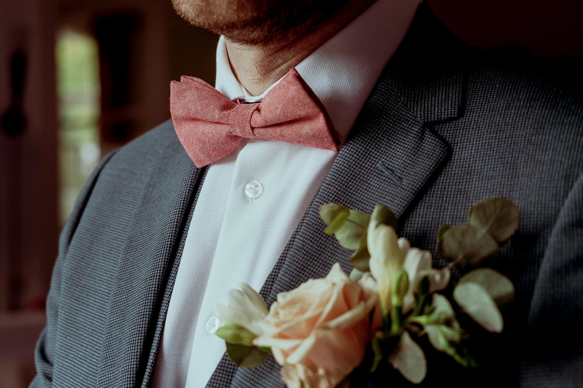 Boutonnière met roze strikje, close-up