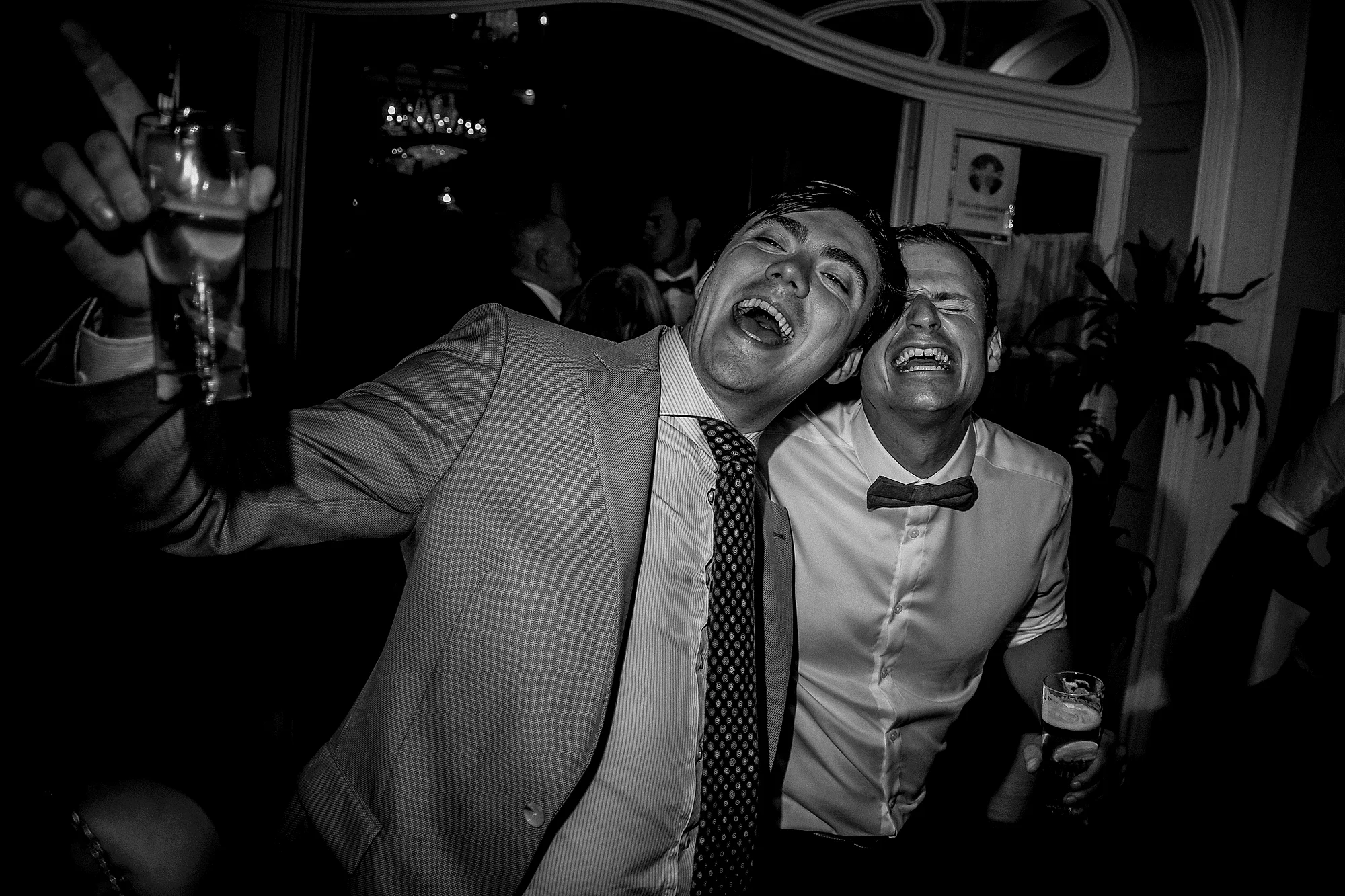 Twee gasten zingen luid, bier in de lucht