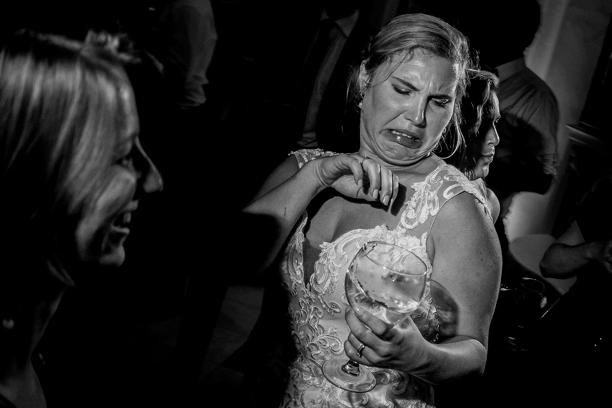 Bruid op dansvloer met intense emotie