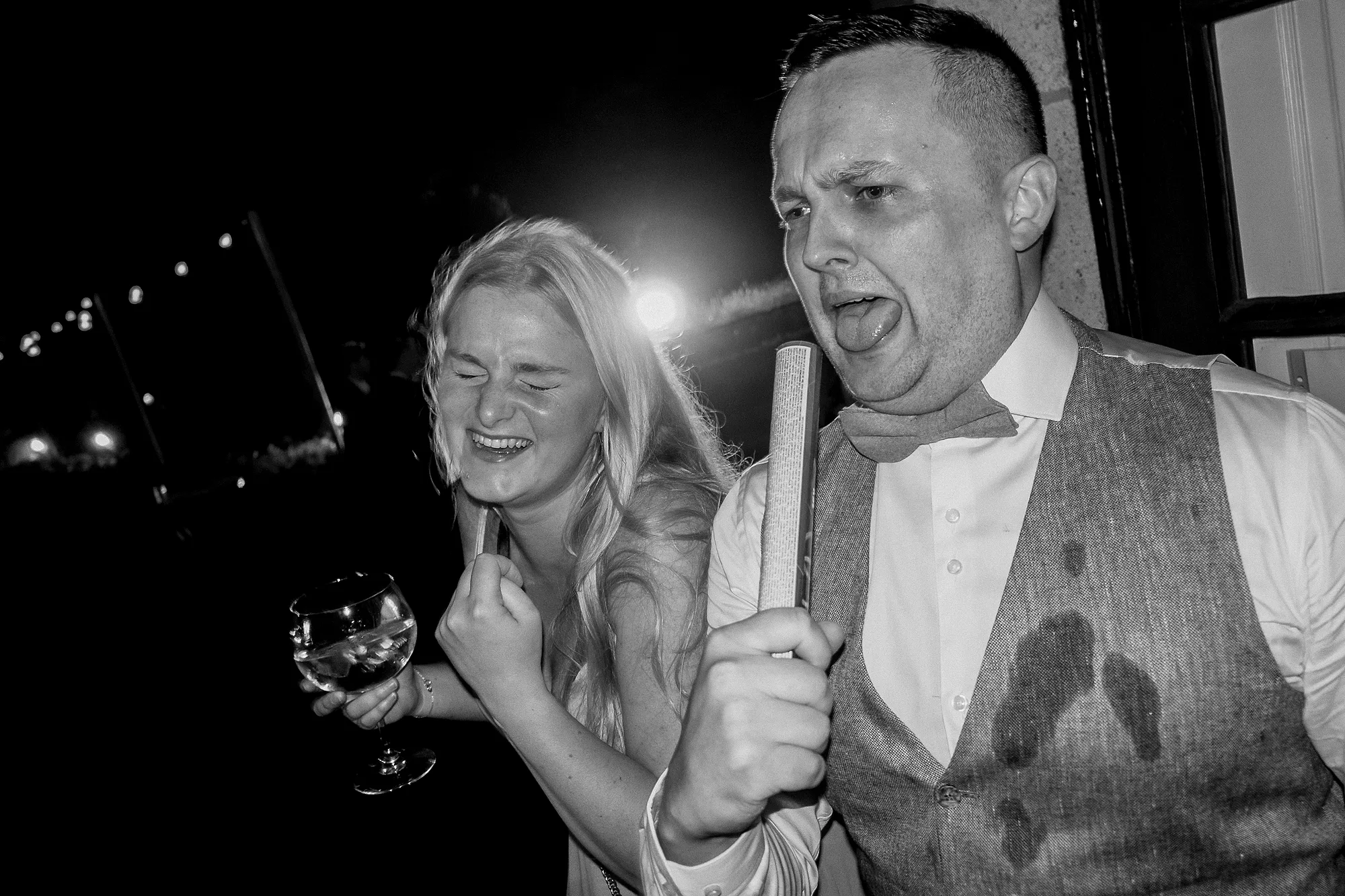 Karaoke-slachtoffer met wijnvlek en tong uit