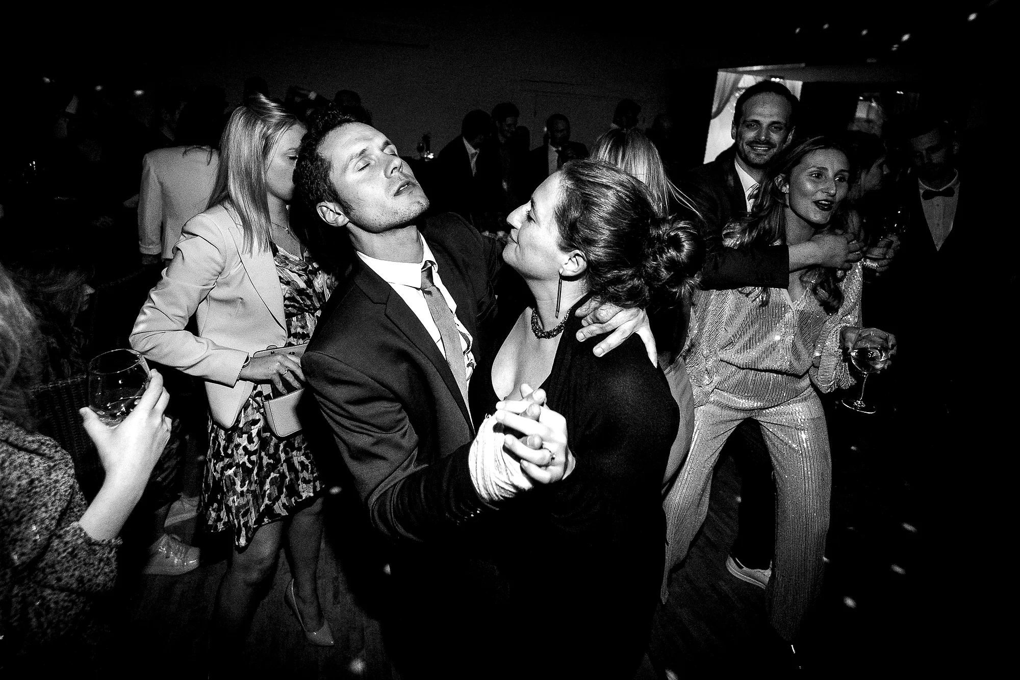 Koppel dansen close in donkere zaal, spotlight glitters