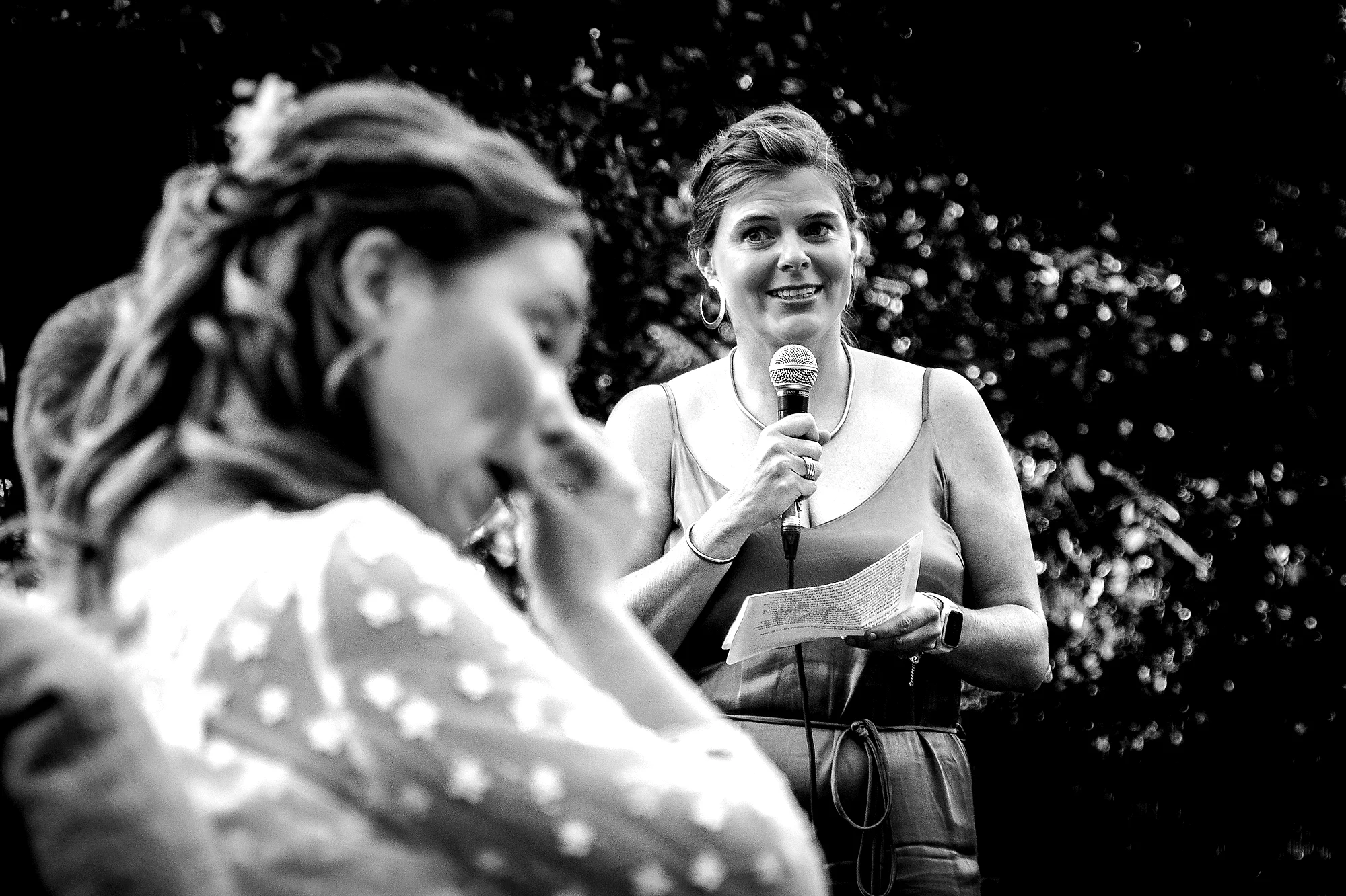 Toost door zus, bruid emotioneel